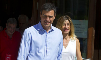 Thủ tướng Tây Ban Nha Pedro Sánchez và vợ. (Ảnh: AP)