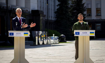 Tổng Thư ký NATO Jens Stoltenberg và Tổng thống Ukraine Volodymir Zelensky họp báo chung tại Kiev ngày 29/4. (Ảnh: Reuters)