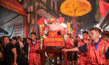 Hàng nghìn người xuyên đêm xem lễ rước ‘Ông lợn’ 200 kg ở Hà Nội