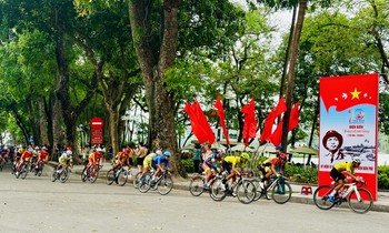Khán giả Thủ đô 'khuấy đảo' giải đua xe đạp hướng về Điện Biên Phủ