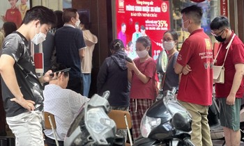 Nhiều người dân ở Hà Nội vẫn xếp hàng mua bán vàng dịp cuối tuần vừa qua. Ảnh: Ngọc Mai