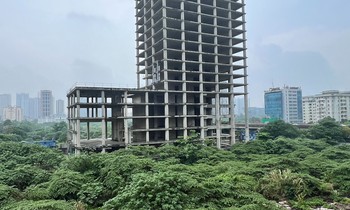 Tòa tháp 31 tầng của Tổng Cty Xi măng Việt Nam được đầu tư cả nghìn tỷ đồng nhưng bị bỏ hoang nhiều năm tại Hà Nội Ảnh: Minh Tuấn