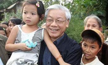 Em Phạm Thị Thu Hiền được Tổng Bí thư Nguyễn Phú Trọng bế nhân dịp về thăm Quảng Ngãi năm 2012 Ảnh: M.Toàn