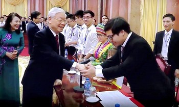 Tổng Bí thư Nguyễn Phú Trọng bắt tay Phạm Đức AnhẢnh: NVCC 