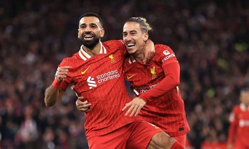 Salah lập cột mốc ấn tượng, Liverpool thắng trong ngày các đại gia hụt hơi