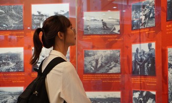 Thư gửi chiến sĩ, dép cao su Bác Hồ dùng trong kháng chiến gợi nhớ về bản hùng ca Điện Biên Phủ