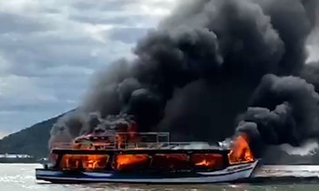 Tàu chở 21 khách hàng cút hòn đảo Hải Tặc bốc cháy dữ dội