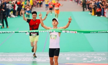 Màn tranh tài đỉnh cao trên đường chạy 42,195km