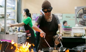 Jay Fai - công ty quán ăn Michelin chuẩn bị về hưu, khác nước ngoài cho tới Bangkok "hốt cú chót"