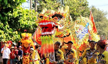 Hàng ngàn người xuống phố xem ‘con rồng lớn nhất Việt Nam’