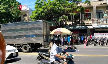 Ô tô tải va chạm với xe máy cùng chiều ở TP Huế, một phụ nữ tử vong