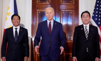 Tổng thống Mỹ Joe Biden (giữa) phát biểu cùng với Tổng thống Philippines Ferdinand Marcos Jr (trái) và Thủ tướng Nhật Bản Fumio Kishida trước cuộc gặp ba bên tại Nhà Trắng ngày 11/4. Ảnh: AP. 