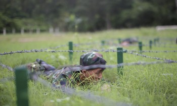 Bộ đội trinh sát vượt tường cao, luồn qua hàng rào gai rèn luyện 'tinh thần thép'