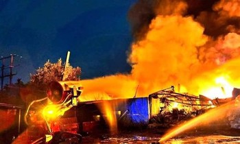 Cháy ngùn ngụt tại xưởng sản xuất hạt nhựa, dùng robot dập lửa