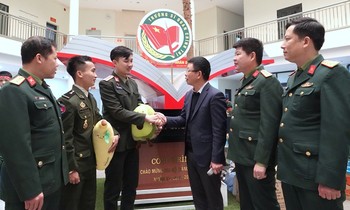 Học viên quân sự chiến lược 3 nước Đông Dương hưởng trọn ứng Chủ Nhật Đỏ 2024 bên trên Trường Sĩ quan lại Chính trị