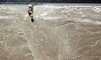 Bức ko hình họa chụp một trong mỗi hình vẽ bên trên tụt xuống mạc Nazca và một tòa tháp được kiến tạo sẽ giúp khác nước ngoài để ý bọn chúng.