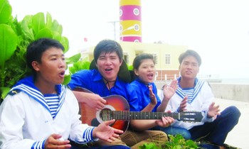 ĐVTN giao lưu với chiến sỹ tại Trường Sa. Ảnh: Trọng Phú