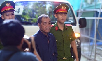 Ông Trầm Bê lần đầu tiên tại tòa tự bào chữa mà 'rươm rướm' nước mắt. Ảnh: Tân Châu