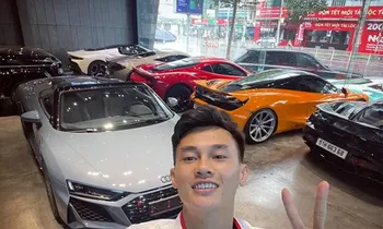 Phan Công Khanh thường khoe ảnh chụp siêu xe trên mạng xã hội.