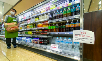 Một siêu thị ở Tokyo treo thông báo hạn chế bán nước đóng chai. (Ảnh: Jiji)