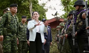 Thủ tướng Thái Lan Paetongtarn Shinawatra trong chuyến thăm lực lượng biên giới ngày 20/6. (Ảnh: AP)