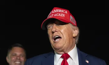 Tổng thống Mỹ Donald Trump phát biểu với các phóng viên tại căn cứ Andrews, Maryland, ngày 4/7. (Ảnh: AP)