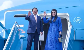 Thủ tướng Phạm Minh Chính và Phu nhân Lê Thị Bích Trân vẫy chào trước khi lên đường thực hiện chuyến công tác. Ảnh: VGP