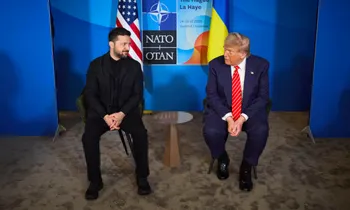 Tổng thống Mỹ Donald Trump và Tổng thống Ukraine Volodymir Zelensky trong cuộc gặp bên lề hội nghị thượng đỉnh NATO tại Hà Lan ngày 25/6. (Ảnh: Reuters)