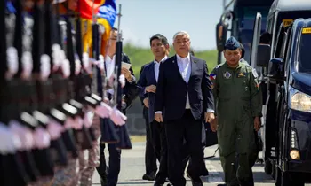 Bộ trưởng Quốc phòng Nhật Bản Gen Nakatani trong chuyến thăm một căn cứ hải quân của Philippines ngày 23/2. (Ảnh: Reuters)