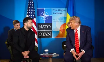 Tổng thống Mỹ Donald Trump và Tổng thống Ukraine Volodymir Zelensky trong cuộc gặp bên lề thượng đỉnh NATO tại Hà Lan ngày 25/6. (Ảnh: Reuters)