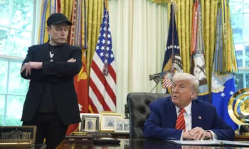 Tỷ phú Elon Musk đứng cạnh Tổng thống Trump trong Nhà Trắng khi còn là cố vấn của chính phủ Mỹ. (Ảnh: AP)