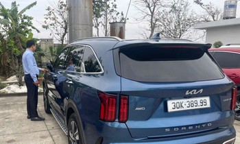 Cảnh sát chặn bắt ô tô mang biển số 'giả' di chuyển trên cao tốc
