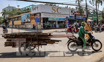 Hà Nội: Xử lý loạt tài xế xe máy tự chế 'rơ moóc' kéo hàng cồng kềnh