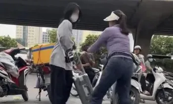 Xác minh vụ cô gái đứng chờ xe bị người bán trà đá vỉa hè xua đuổi