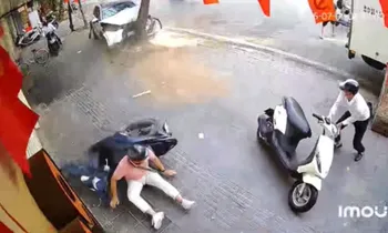 CLIP ghi lại hình ảnh ô tô tông hàng loạt xe máy trên phố Trần Đại Nghĩa