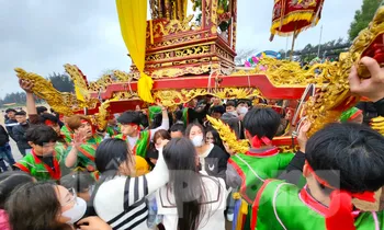 Hàng vạn người dân xem màn tung kiệu tại ngôi đền thiêng nhất xứ Nghệ