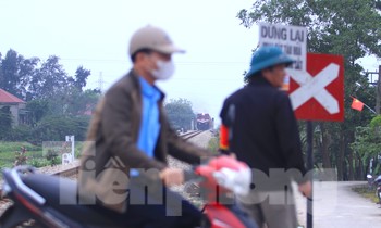 Nơm nớp lo sợ những lối đi dân sinh trên đường sắt Bắc Nam