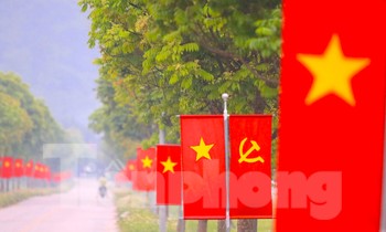 Bản làng biên giới rực rỡ cờ hoa mừng 50 năm thống nhất đất nước
