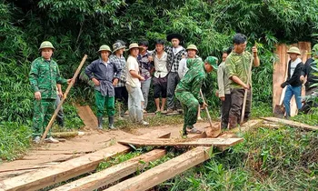 Chiến sĩ quân hàm xanh hỗ trợ người dân dựng lại cầu gỗ bị lũ cuốn