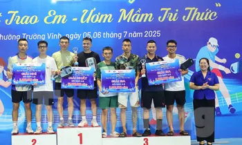 16 cặp vận động viên xuất sắc được nhận cup tại Giải Pickleball ‘Quạt mát trao em - Ươm mầm tri thức’