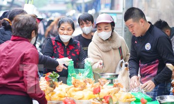 Chen chân ở 'chợ nhà giàu' Hà Nội từ sáng sớm 30 Tết
