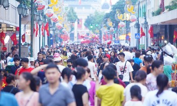 Người dân Hà Thành nô nức xuống phố chơi lễ 1/5