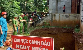 Lại xuất hiện 'hố tử thần' rộng 9 mét tại Phú Thọ, hai hộ dân phải di dời