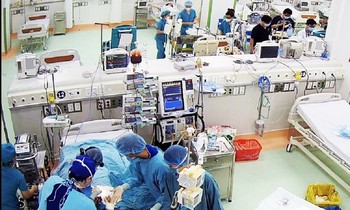 TPHCM thưởng 'nóng' cho ê kíp bác sĩ cứu sống bệnh nhi bị viêm cơ tim tối cấp