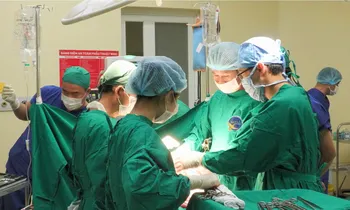 Phẫu thuật khẩn cấp cứu cụ ông máu phun thành vòi trong bụng vì tai nạn
