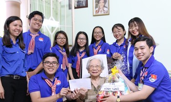 Khi còn trẻ cứ cống hiến hết mình