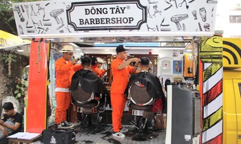 Xe cắt tóc cho sinh viên ở Làng Đại học