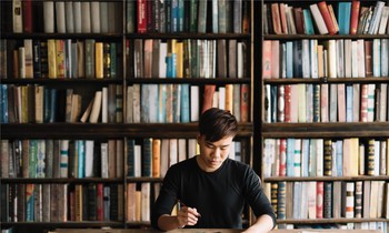Chàng trai 9X tốt nghiệp trường ĐH Ngoại thương trở thành nghệ sĩ calligraphy hàng đầu