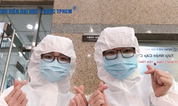 Rung động những bức ảnh y bác sĩ bệnh viện mùa COVID-19 tự chụp cho nhau