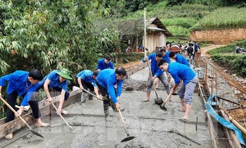Hình ảnh đoàn thanh niên huyện Na Hang trên công trường xây dựng cầu Vì Tầm Vóc Việt
